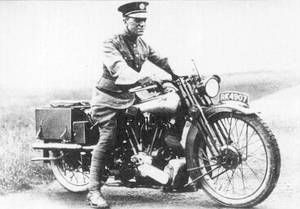 T.E. Lawrence älskade motorcyklar och ansågs rent allmänt som en skicklig förare. Hans olycka sägs ha inspirerat läkare att propagera för motorcykelhjälmen.