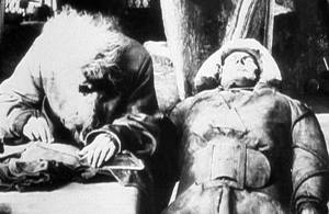 Rabbi Löw väcker liv i en golem från filmen Der Golem från 1920.